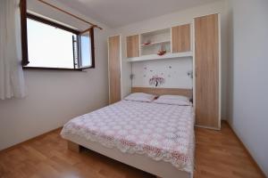 Postel nebo postele na pokoji v ubytování Apartments by the sea Kustici, Pag - 6353
