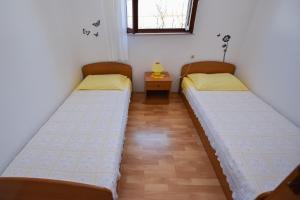 Postel nebo postele na pokoji v ubytování Apartments by the sea Kustici, Pag - 6353