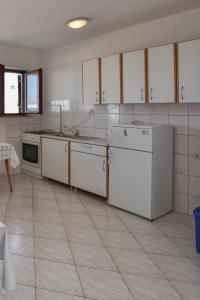 Kuchyň nebo kuchyňský kout v ubytování Apartments by the sea Kustici, Pag - 6353