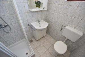 Koupelna v ubytování Apartments by the sea Kustici, Pag - 6353