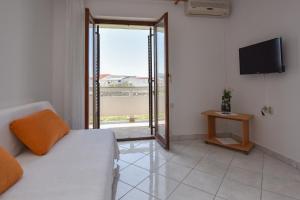 TV a/nebo společenská místnost v ubytování Apartments by the sea Kustici, Pag - 6353