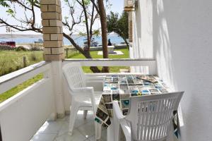 Balkón alebo terasa v ubytovaní Apartments by the sea Kustici, Pag - 6353