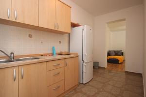 Kuchyň nebo kuchyňský kout v ubytování Apartments by the sea Stara Novalja, Pag - 6365