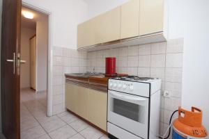 Kuchyň nebo kuchyňský kout v ubytování Apartments by the sea Stara Novalja, Pag - 6365