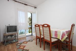 TV a/nebo společenská místnost v ubytování Apartments by the sea Stara Novalja, Pag - 6365