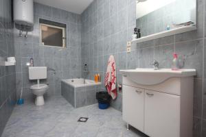 Apartments by the sea Kustici, Pag - 6355 في كوستيتشي: حمام مع حوض ومرحاض