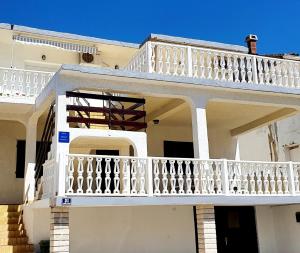 Balkón alebo terasa v ubytovaní Apartments with parking space Metajna, Pag - 6423