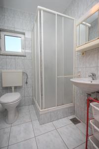 W łazience znajduje się prysznic, toaleta i umywalka. w obiekcie Rooms by the sea Kustici, Pag - 6288 w mieście Kustići