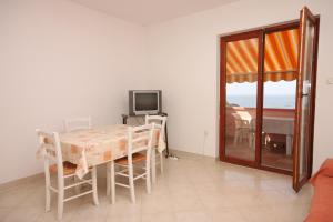 Televízia a/alebo spoločenská miestnosť v ubytovaní Apartments by the sea Jakisnica, Pag - 6424