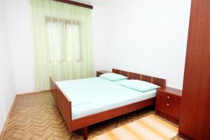 Posteľ alebo postele v izbe v ubytovaní Apartments by the sea Metajna, Pag - 6289