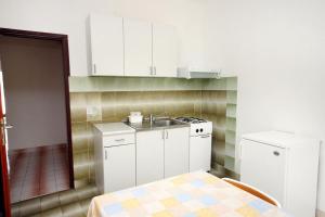 Kuchyňa alebo kuchynka v ubytovaní Apartments by the sea Metajna, Pag - 6289