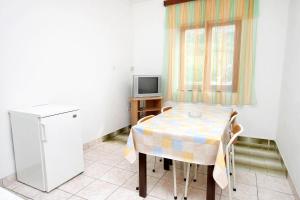Kuchyňa alebo kuchynka v ubytovaní Apartments by the sea Metajna, Pag - 6289