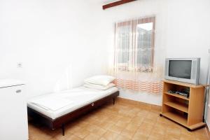 Posteľ alebo postele v izbe v ubytovaní Apartments by the sea Metajna, Pag - 6289