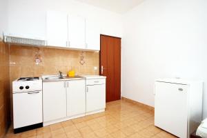 Kuchyňa alebo kuchynka v ubytovaní Apartments by the sea Metajna, Pag - 6289