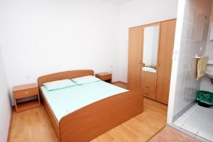 Posteľ alebo postele v izbe v ubytovaní Apartments by the sea Metajna, Pag - 6289