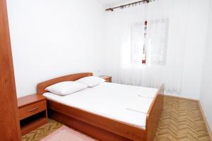 Posteľ alebo postele v izbe v ubytovaní Apartments by the sea Metajna, Pag - 6289