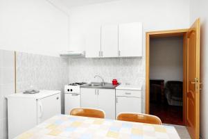Kuchyňa alebo kuchynka v ubytovaní Apartments by the sea Metajna, Pag - 6289