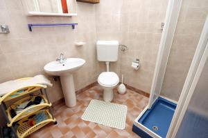 Kúpeľňa v ubytovaní Apartments by the sea Metajna, Pag - 6289