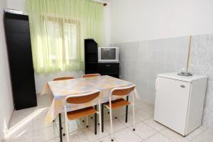 Kuchyňa alebo kuchynka v ubytovaní Apartments by the sea Metajna, Pag - 6289