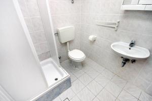 Kúpeľňa v ubytovaní Apartments by the sea Metajna, Pag - 6289