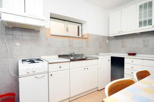Kuchyňa alebo kuchynka v ubytovaní Apartments by the sea Metajna, Pag - 6289