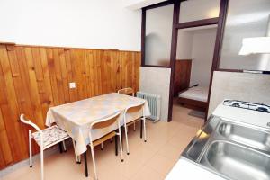 Kuchyňa alebo kuchynka v ubytovaní Apartments by the sea Metajna, Pag - 6289