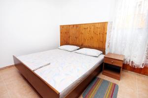 Posteľ alebo postele v izbe v ubytovaní Apartments by the sea Metajna, Pag - 6289