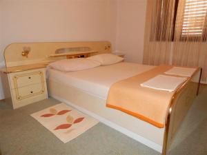Posteľ alebo postele v izbe v ubytovaní Apartments by the sea Metajna, Pag - 6289
