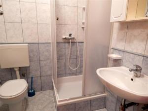 Kúpeľňa v ubytovaní Apartments by the sea Metajna, Pag - 6289 + 37 fotografií