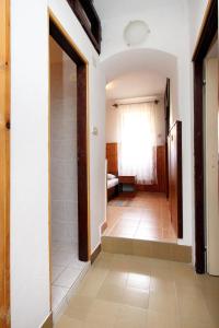 Posteľ alebo postele v izbe v ubytovaní Apartments by the sea Metajna, Pag - 6289