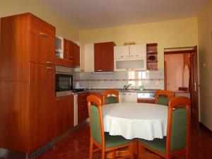 Kuchyňa alebo kuchynka v ubytovaní Apartments by the sea Metajna, Pag - 6289