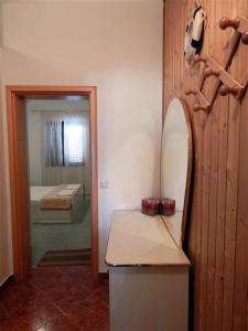 Posteľ alebo postele v izbe v ubytovaní Apartments by the sea Metajna, Pag - 6289