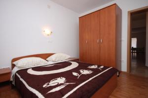 Postel nebo postele na pokoji v ubytování Family friendly seaside apartments Kustici, Pag - 6376