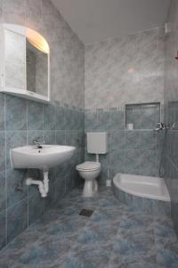 Koupelna v ubytování Family friendly seaside apartments Kustici, Pag - 6376