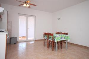 Fotografie z fotogalerie ubytování Family friendly seaside apartments Kustici, Pag - 6376 v destinaci Kustići
