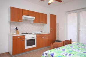 Kuchyň nebo kuchyňský kout v ubytování Family friendly seaside apartments Kustici, Pag - 6376