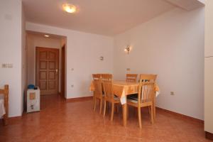Fotografie z fotogalerie ubytování Family friendly seaside apartments Kustici, Pag - 6376 v destinaci Kustići