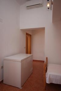 Postel nebo postele na pokoji v ubytování Family friendly seaside apartments Kustici, Pag - 6376