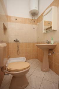 Koupelna v ubytování Family friendly seaside apartments Kustici, Pag - 6376
