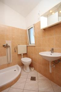Koupelna v ubytování Family friendly seaside apartments Kustici, Pag - 6376
