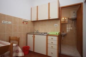 Kuchyň nebo kuchyňský kout v ubytování Family friendly seaside apartments Kustici, Pag - 6376