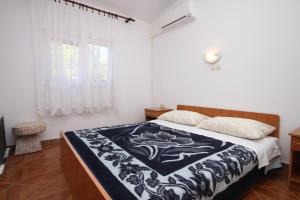Postel nebo postele na pokoji v ubytování Family friendly seaside apartments Kustici, Pag - 6376