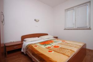 Postel nebo postele na pokoji v ubytování Family friendly seaside apartments Kustici, Pag - 6376