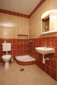 Koupelna v ubytování Family friendly seaside apartments Kustici, Pag - 6376