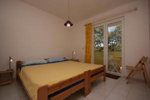 Ένα ή περισσότερα κρεβάτια σε δωμάτιο στο Apartments with a parking space Mandre, Pag - 6415