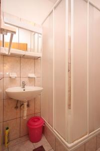 uma casa de banho com um lavatório e um chuveiro em Apartments with a parking space Kustici, Pag - 6287 em Kustici