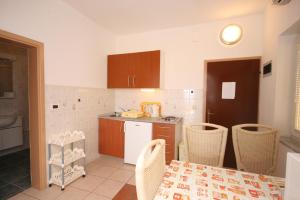 Kuchyň nebo kuchyňský kout v ubytování Apartments and rooms with parking space Mandre, Pag - 6309