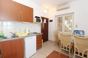 Kuchyň nebo kuchyňský kout v ubytování Apartments and rooms with parking space Mandre, Pag - 6309