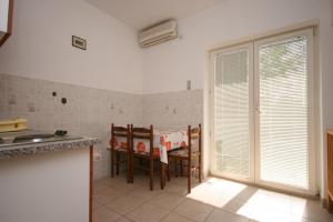 Kuchyň nebo kuchyňský kout v ubytování Apartments and rooms with parking space Mandre, Pag - 6309