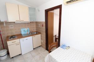Kuchyň nebo kuchyňský kout v ubytování Apartments and rooms with parking space Mandre, Pag - 6309